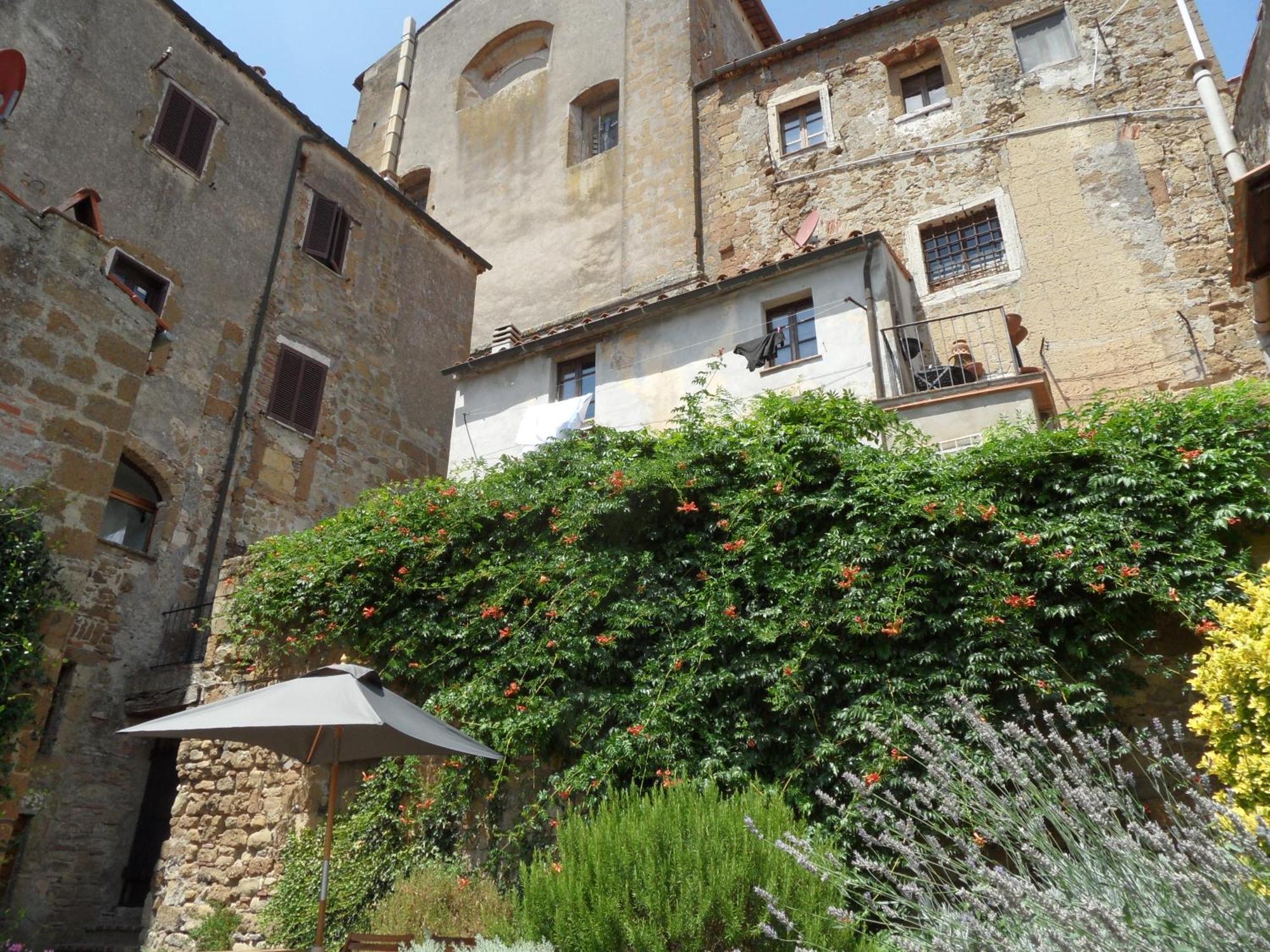 Un Giardino Nel Tufo Bed & Breakfast Pitigliano Exterior photo